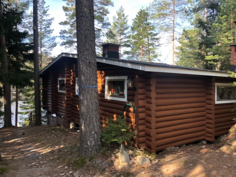 Hirsimökki järven rannalla