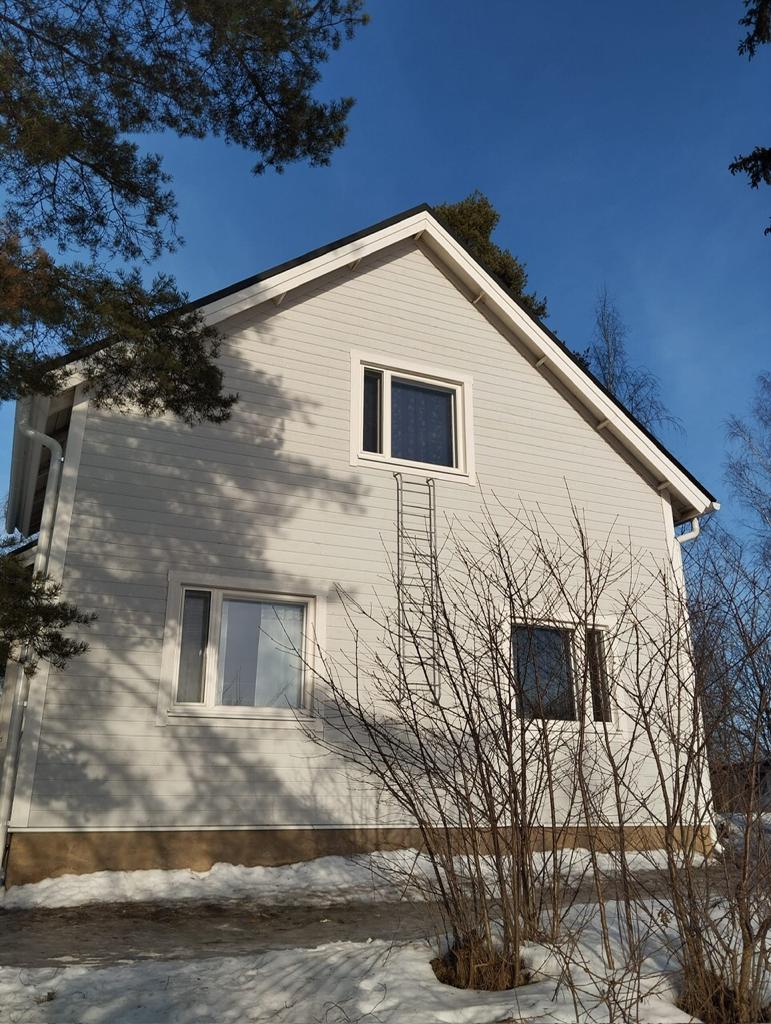 Maalattu omakotitalon pääty