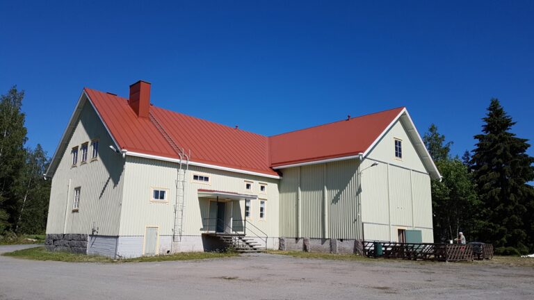 Maalattu seurantalo