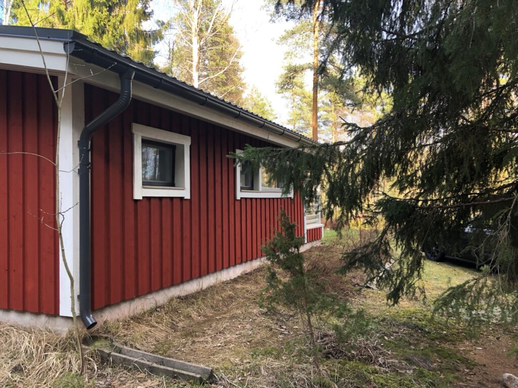 Punamullattu mökin pääty