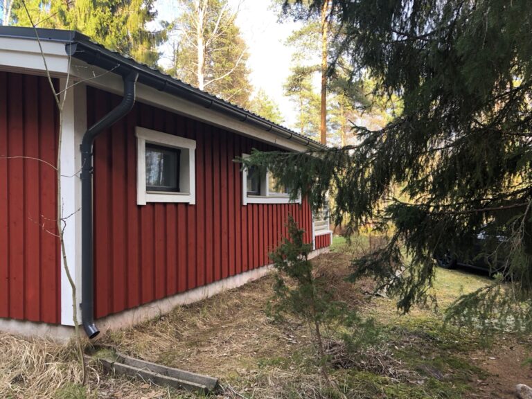 Punamullattu mökin pääty
