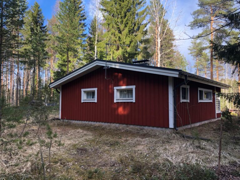 Punamullattu mökki Tammelassa