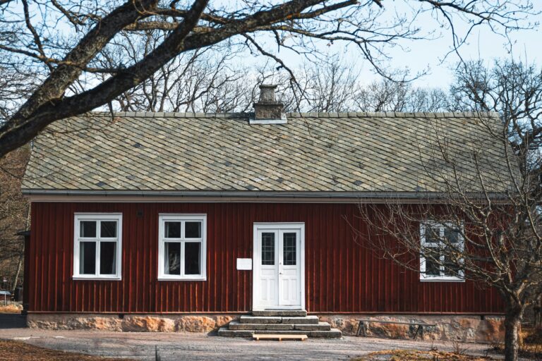Uusittu punainen lautaverhous